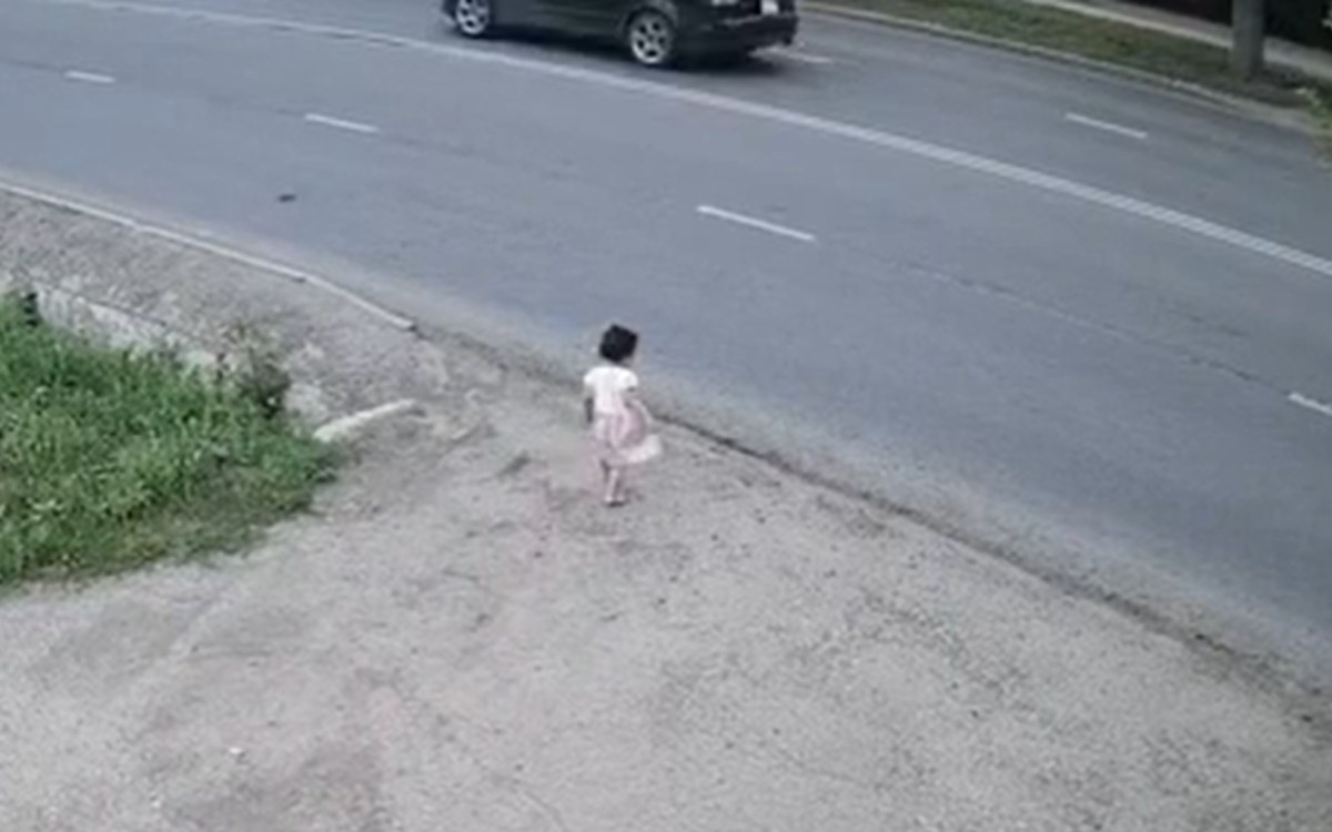 Ақтөбеде жолға шығып кеткен кішкентай қызды жүргізушілер құтқарып қалды