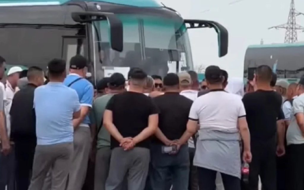 Ақтауда автобус жүргізушілері жұмысқа шығудан бас тартты