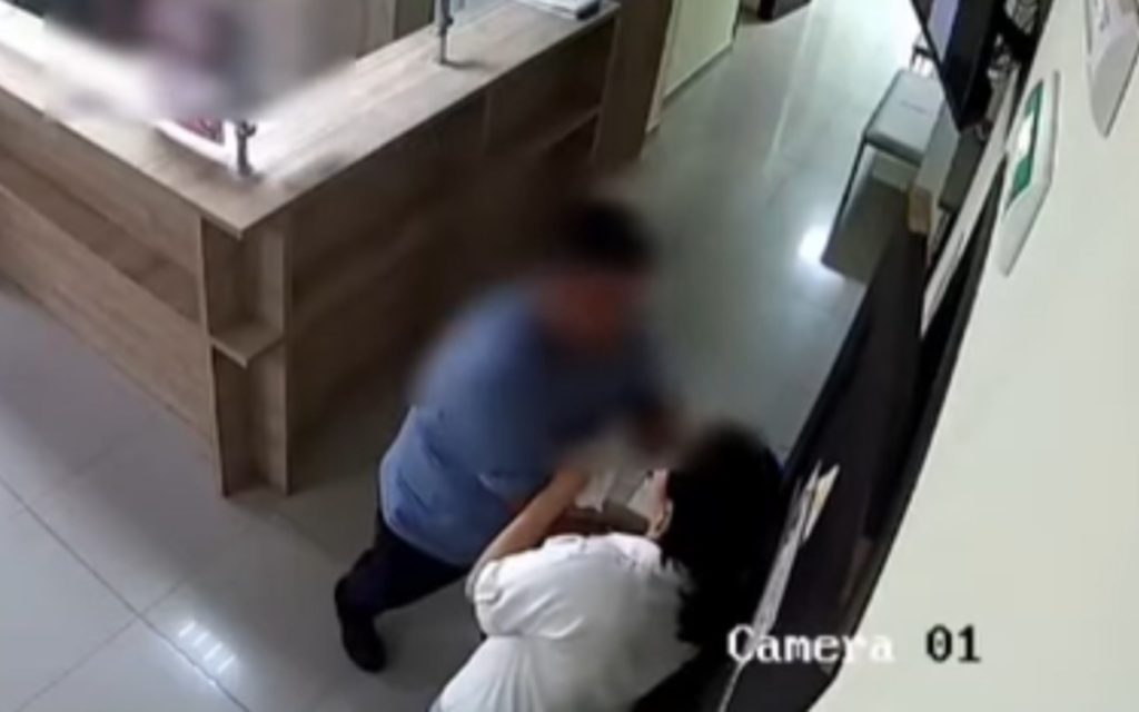 медбикені соққыға жыққан