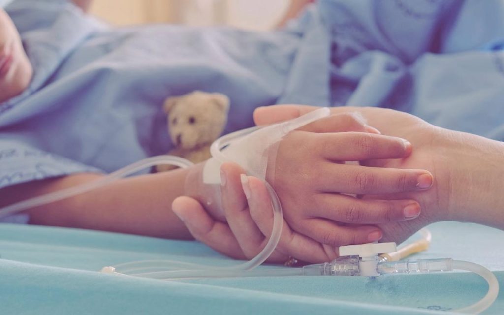 Павлодарда анасы терезеден лақтырған баланың жағдайы белгілі болды