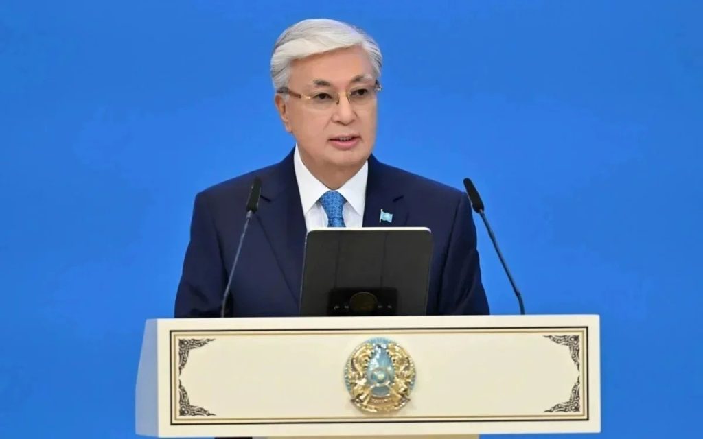 Тоқаев: Билік мұғалімдердің мәртебесі туралы заңды өрескел бұзуда