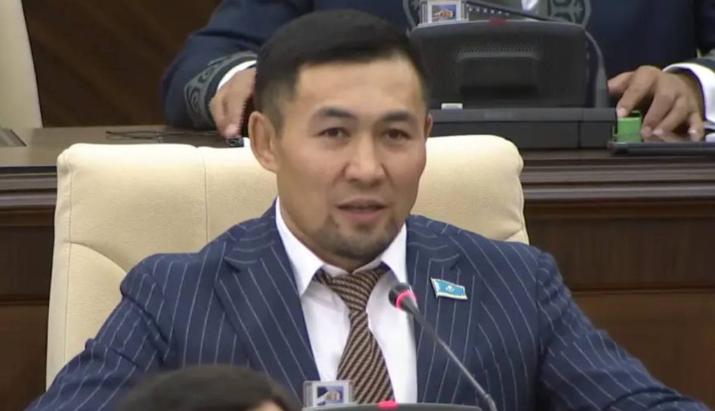 Мәжіліс депутаттарға мінберден құттықтау жолдауға рұқсат берді