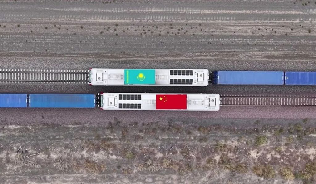 "Тарихи сәт": Тоқаев маңызды теміржолдың екінші желісін іске қосты