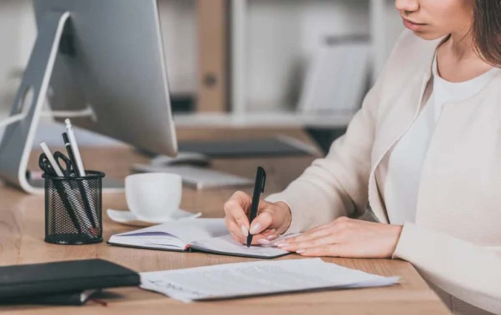 Бірнеше жерде жұмыс істеуге шектеу: Министрлік түсіндірді