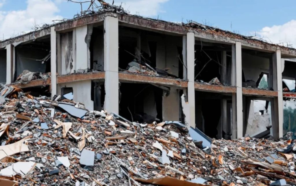 Мектеп ғимараты құлап, 50 адам қаза тапты