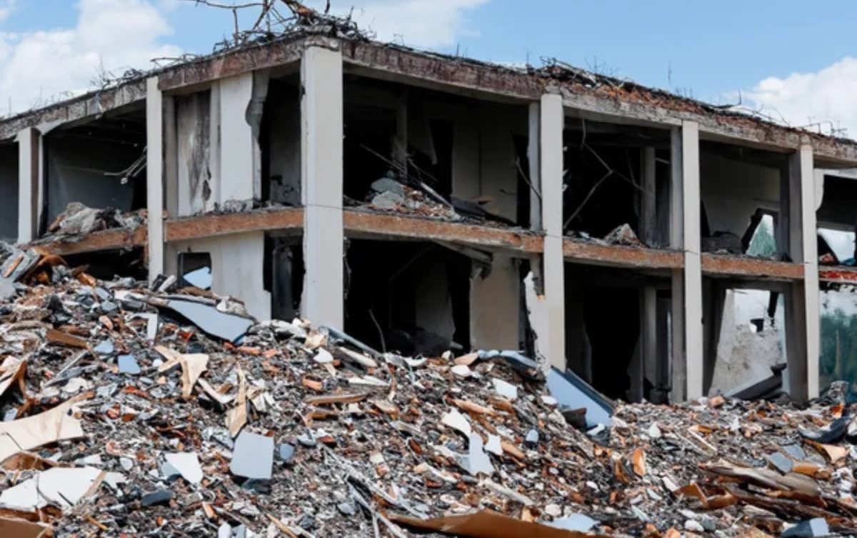 Мектеп ғимараты құлап, 50 адам қаза тапты