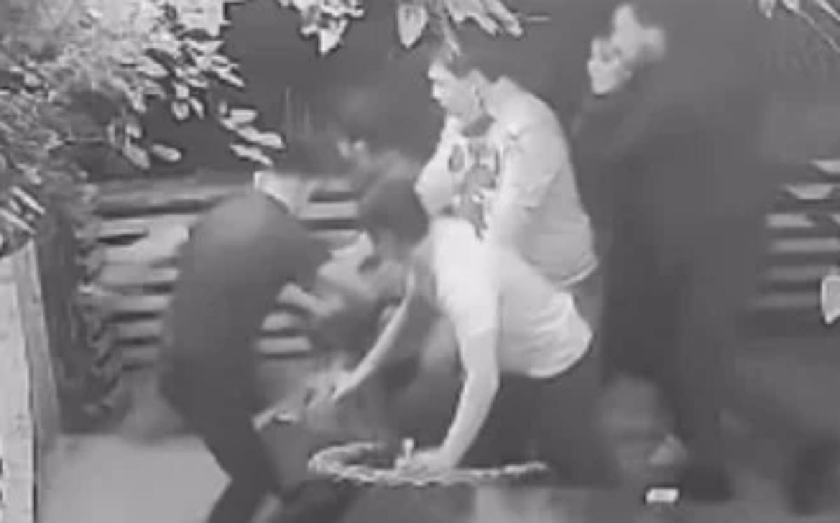 Алматыда 18 жастағы жігітті бір топ ер адам соққыға жыққан