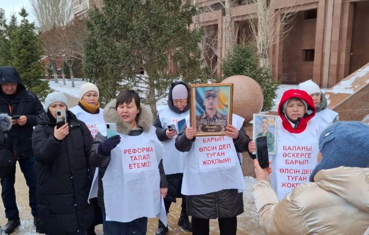 Астанада әскерде қаза тапқан сарбаздардың аналары митингке шықты