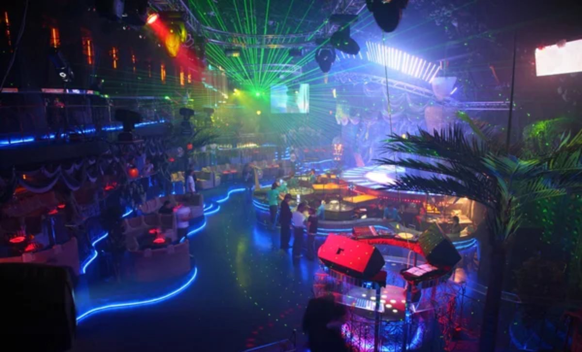 Астанадағы түнгі клубтың маңында 18 жастағы жігітті пышақтап кеткен