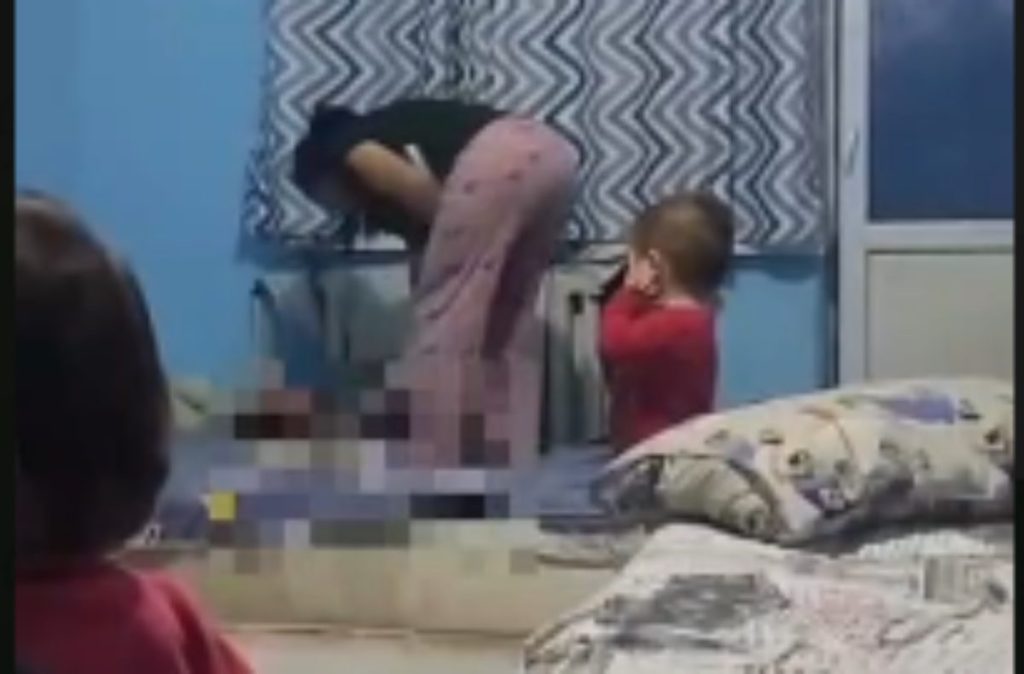 Жетісу облысында анасы баласын батареяға байлап, аяусыз соққыға жыққан