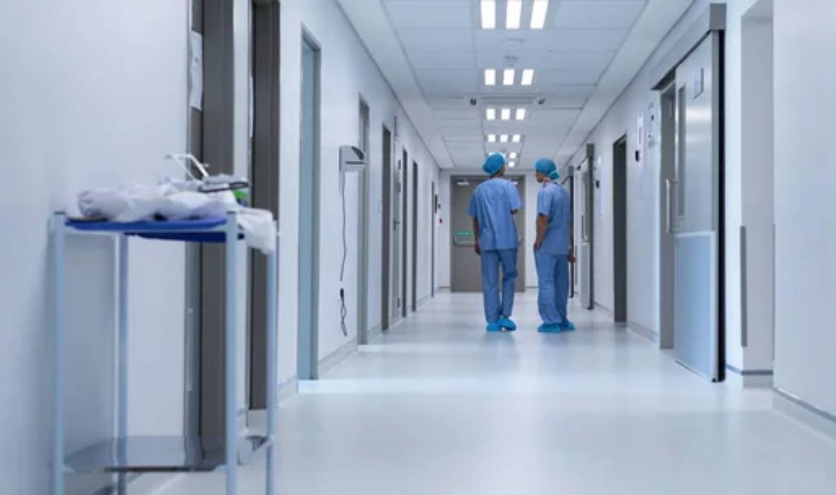 Жаңaөзенде ер адам дәрігерді жұмыс орнында пышақтап кеткен