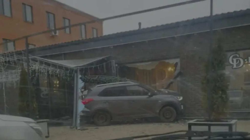 Атырауда мас күйдегі зейнеткер көлікпен мейрамхана ғимаратына соғылды