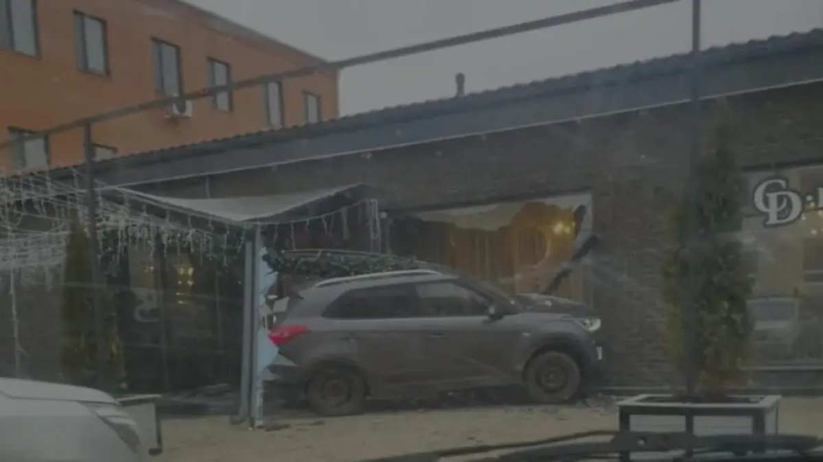 Атырауда мас күйдегі зейнеткер көлікпен мейрамхана ғимаратына соғылды