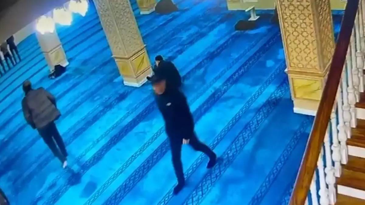 Алматыда ер адам мешітке келгендерді тонаған