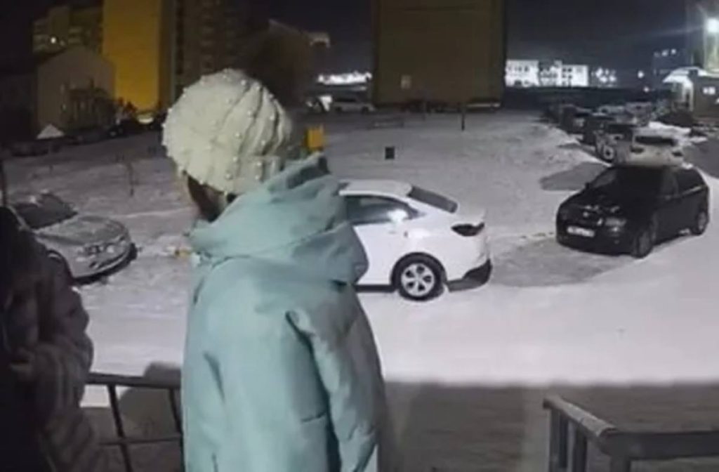 Семейде түнгі уақытта сталкинг жасаған қыз жазаланды