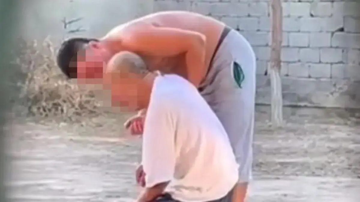 “Кешірім сұраймын”: Әкесін ұрып өлтірді деген күдікті сотта жылап жіберді