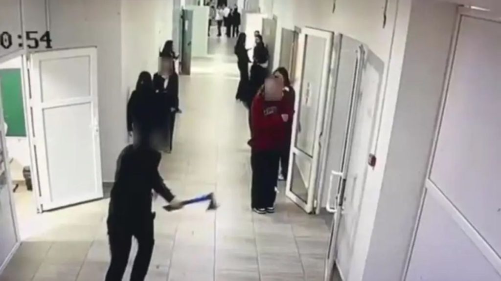 Құлсарыдағы мектепте оқушы балаларды балтамен қуалаған