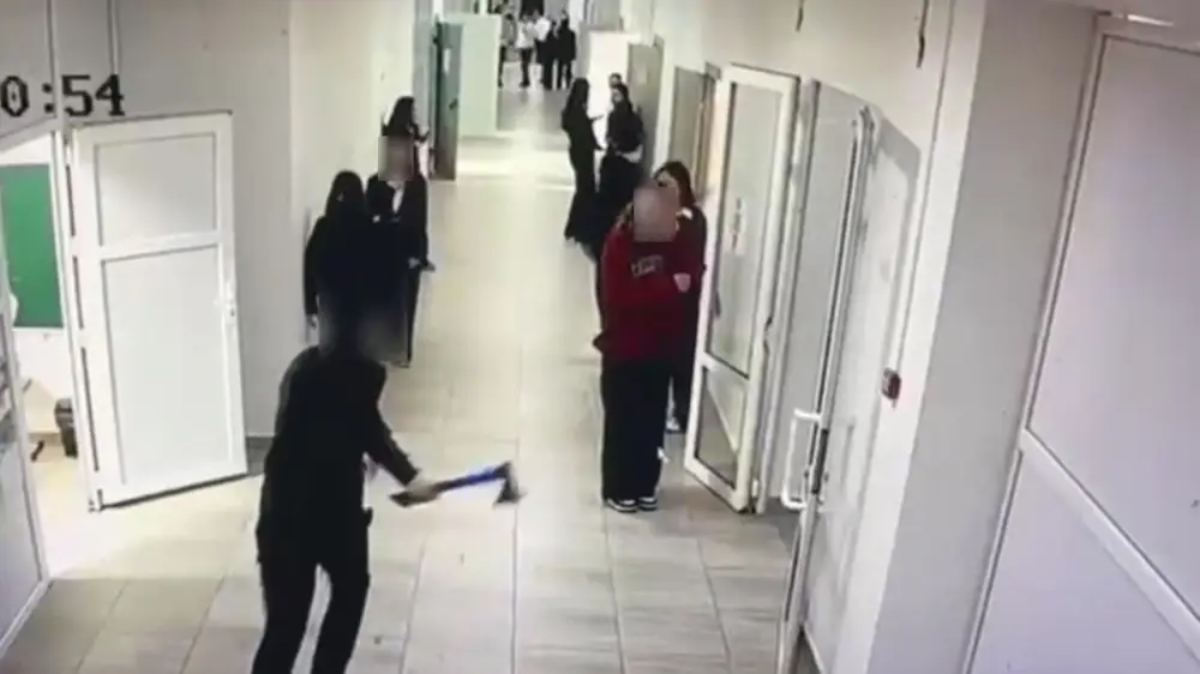 Құлсарыдағы мектепте оқушы балаларды балтамен қуалаған