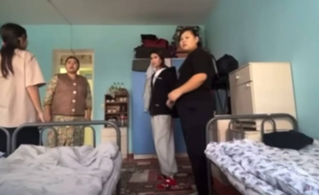 Түркістан облысында студент қыздарды ер балалардың бөлмелері мен дәретханаларын тазалауға мәжбүрлеген