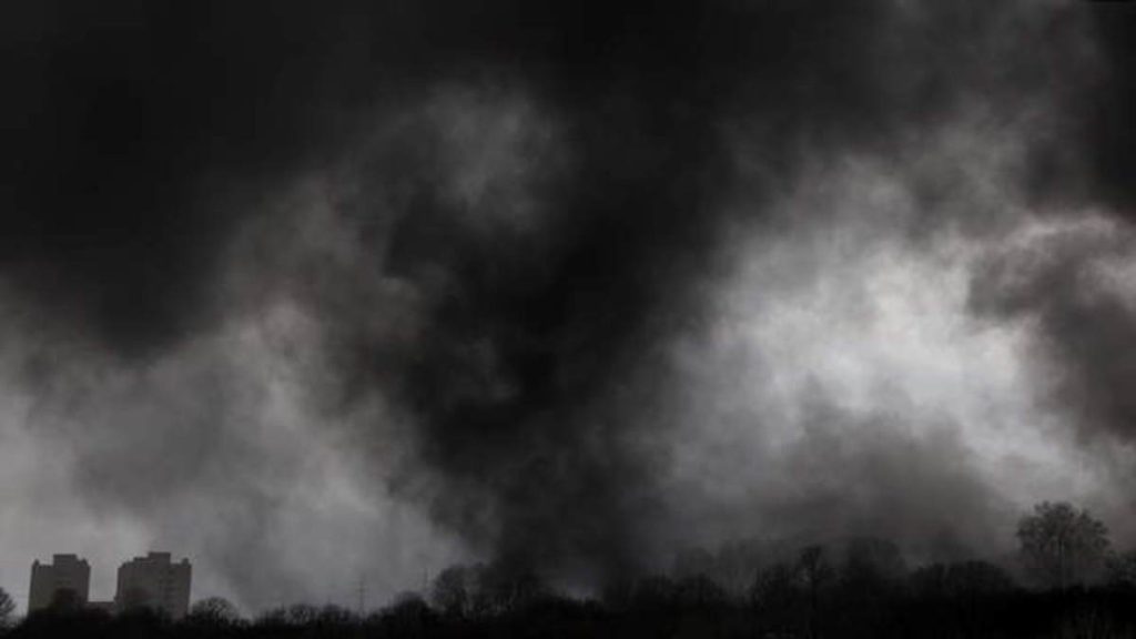 Иранда әуе соққыларынан кейін "қара жаңбыр" жауды