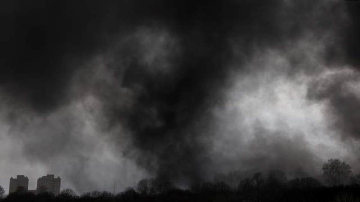 Иранда әуе соққыларынан кейін “қара жаңбыр” жауды