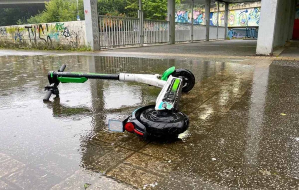 "Бірнеше метрге дейін ұшқан": Алматыда бойжеткенді электрсамокат қағып, оқиға орнынан қашып кетті