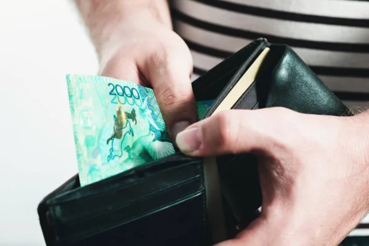 Қазақстанда ескі 2000 теңгелік купюралар енді қабылданбайды